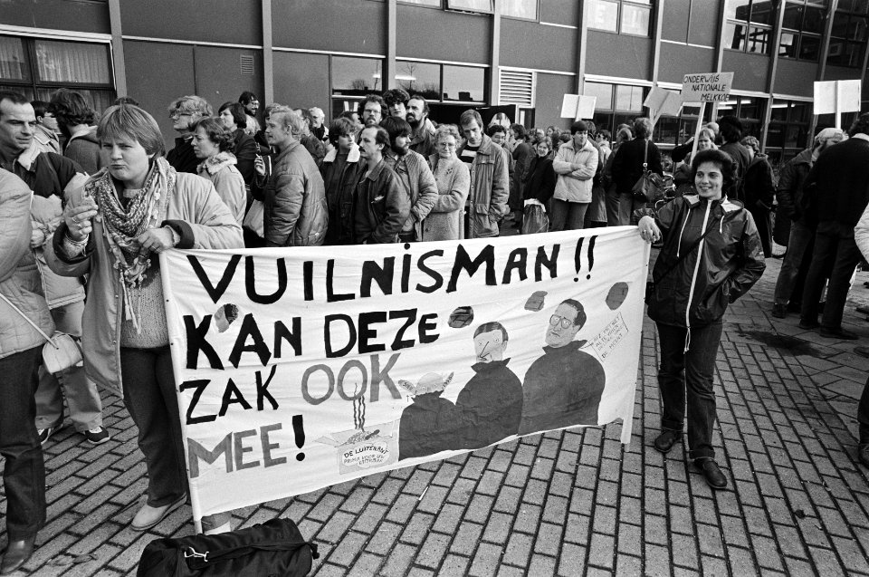 Leerkrachten van Scholengemeenschap CentrumOud-West met spandoek Vuilnisman, k, Bestanddeelnr 932-3999