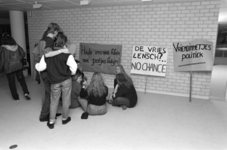 Leerlingen Barkusgymnasium protesteren tegen benoeming vrouwelijke rector bij st, Bestanddeelnr 934-3682