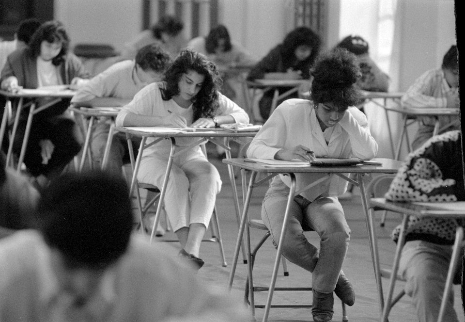 Leerlingen bezig met examenvragen, Bestanddeelnr 934-4548