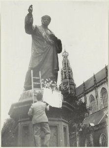 Leerlingen van de Grafische school te Utrecht hebben ter ere van het 40-jarig bestaan van hun school het standbeeld van Lourens Jansz. Coster tot Prof. Honoris Causa in de typografie benoemd, NL-HlmNHA 54010713