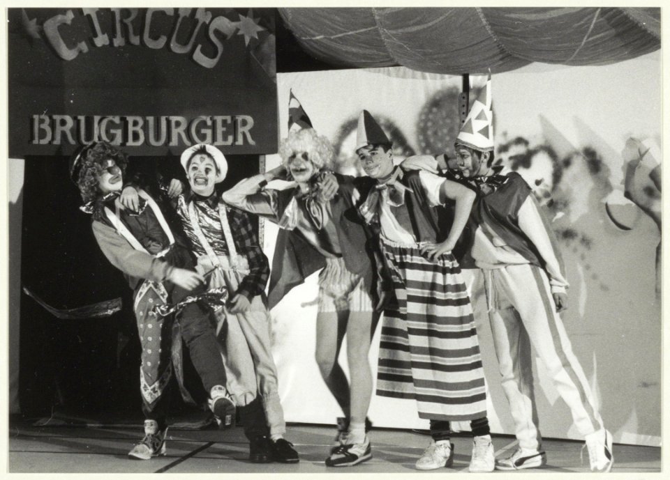 Leerlingen van de brugklas van Scholengemeenschap Haarlem maken circusvoorstelling. NL-HlmNHA 54031820