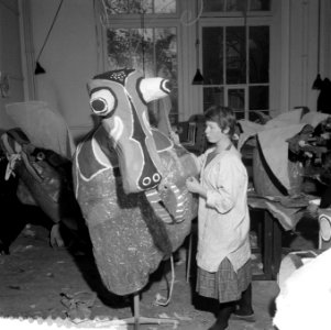 Leerlingen van de Amsterdamse Kunstnijverheidsschool maken praalwagens voor de I, Bestanddeelnr 909-1143