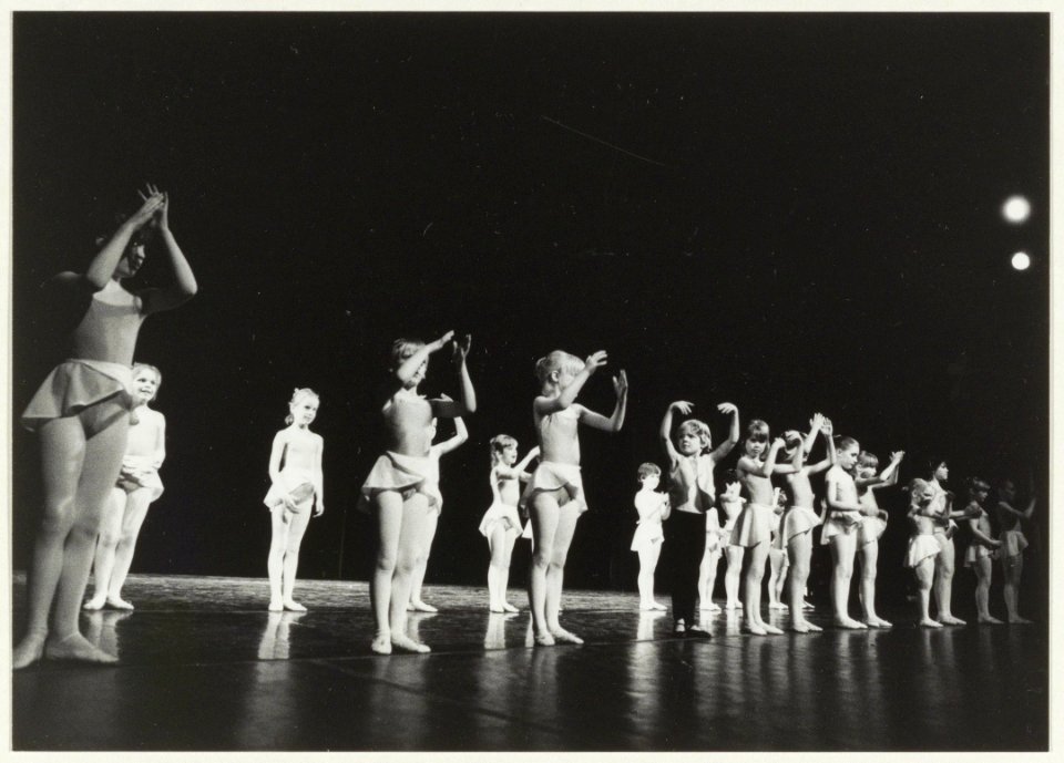 Leerlingen van de Haarlemse balletschool. NL-HlmNHA 54020665