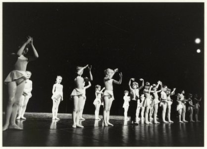 Leerlingen van de Haarlemse balletschool. NL-HlmNHA 54020665