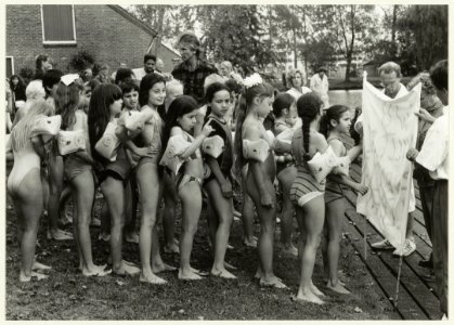 Leerlingen van de J.J. Hamelinkschool voeren actie tegen de afschaffing van het schoolzwemmen. NL-HlmNHA 54032122