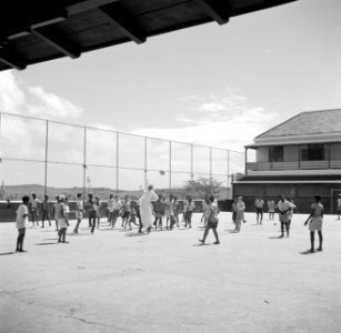 Leerlingen van de school van het klooster Scherpenheuvel op Curaçao op het schoo, Bestanddeelnr 252-8583