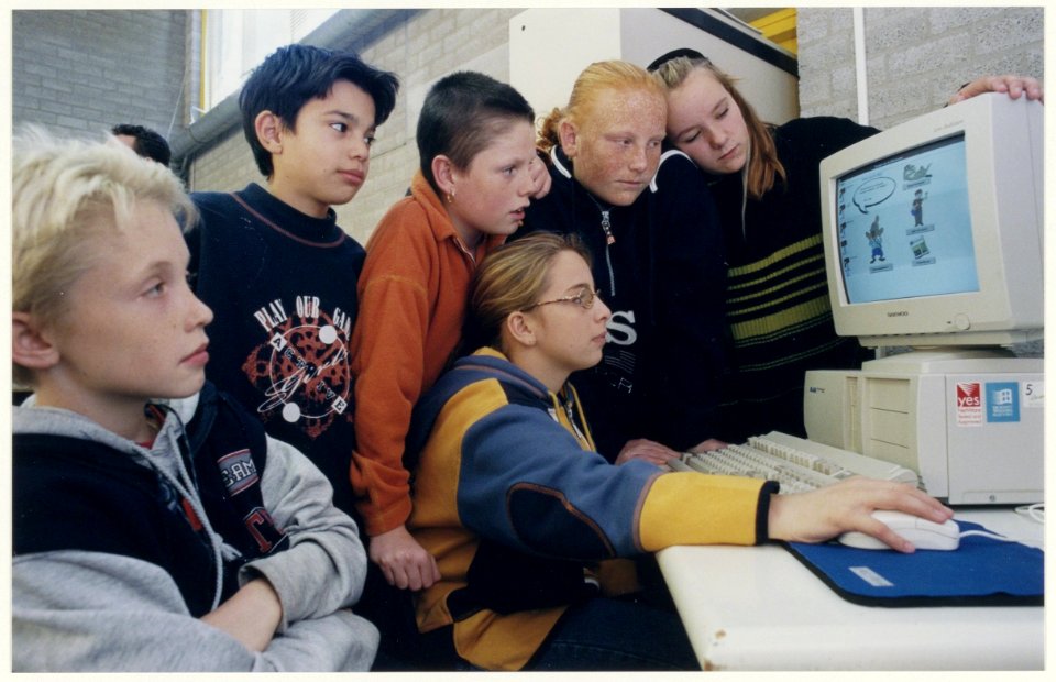 Leerlingen van De Driemaster en Moerbergschool Heerenduinweg 45, bij de computer. NL-HlmNHA 5405260