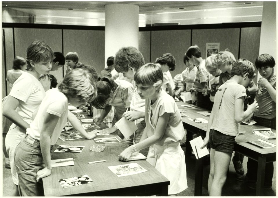 Leerlingen van de Bomansschool kiezen de Jeugd World Press Photo, NL-HlmNHA 5400467790