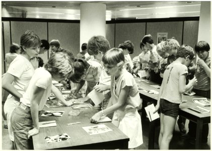 Leerlingen van de Bomansschool kiezen de Jeugd World Press Photo, NL-HlmNHA 5400467790