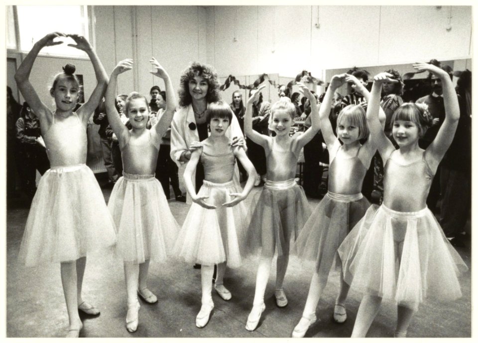 Leerlingen van de Haarlemse Balletschool aan de Cornelissteeg 7-9 in het voormalig buurthuis De Ark