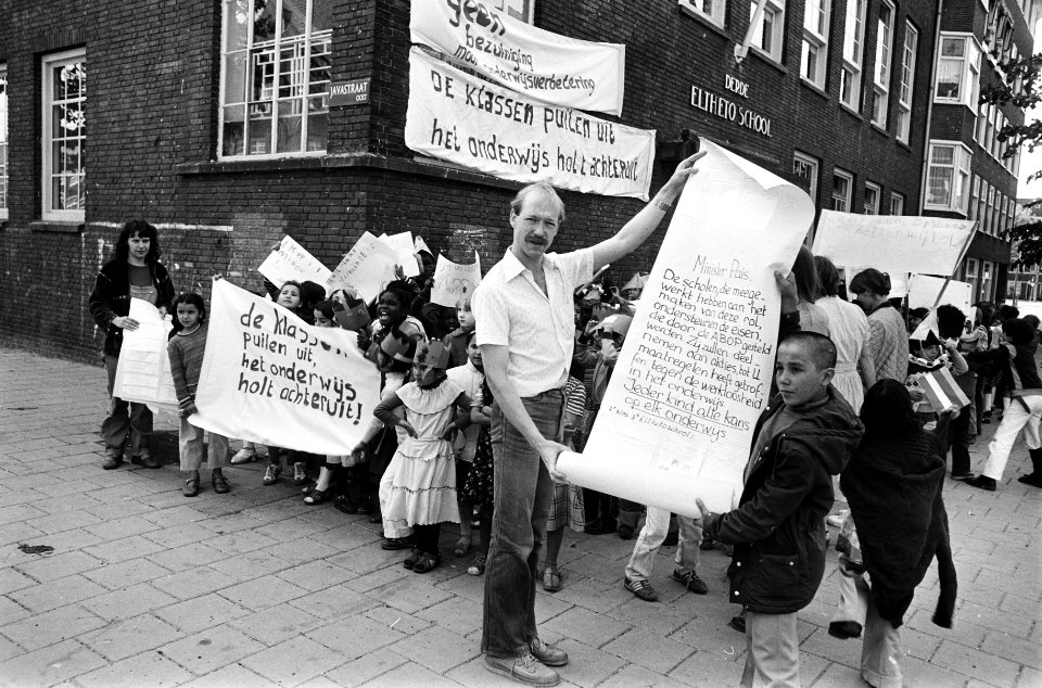 Leerlingen van de Derde Ethetoschool in Amsterdam demonstreren voor verkleining , Bestanddeelnr 930-8568