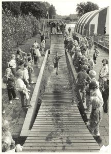 Leerlingen van de dr.Bavinckschool sloten het 60-jarig jubikeumfeest van hun school af met een dag in het speelparadijs Linnaeushof. NL-HlmNHA 54031719