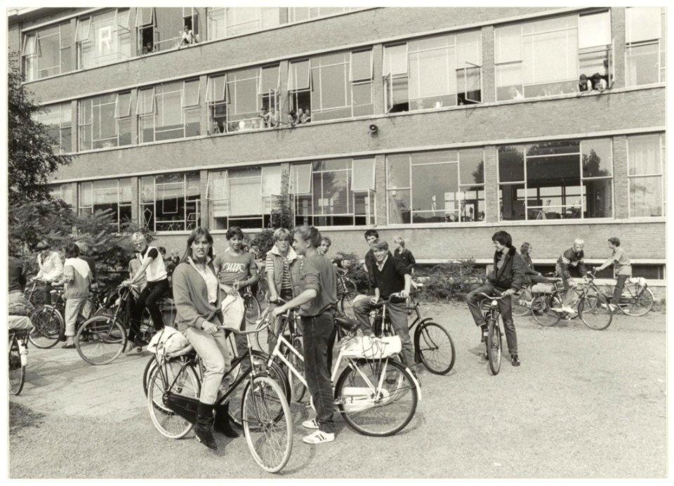 Leerlingen van het voormalige Triniteitslyceum aan de Zijlweg 199. NL-HlmNHA 54016636
