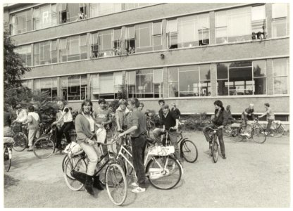 Leerlingen van het voormalige Triniteitslyceum aan de Zijlweg 199. NL-HlmNHA 54016636