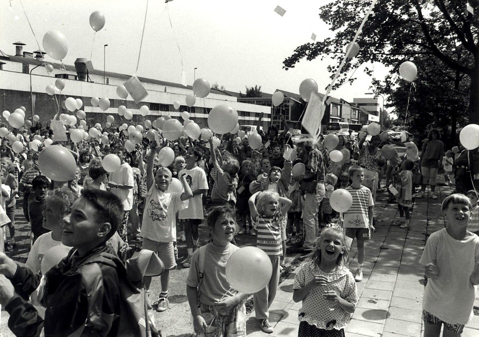 Leerlingen van de basisscholen Lucia en Willem van Oranje tijdens de opening van de nieuwe gymnastiekzaal (Conrad). Aangekocht van United Photos de Boer bv. - Negatiefnummer 36503 k 28. - Ge, NL-HlmNHA 54032174