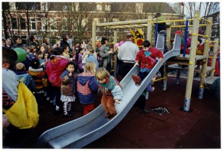 Leerlingen van de openbare basisschool De Peppelaer nemen het nieuwe speelterrein in gebruikt genomen op het Leidseplein. NL-HlmNHA 54035255