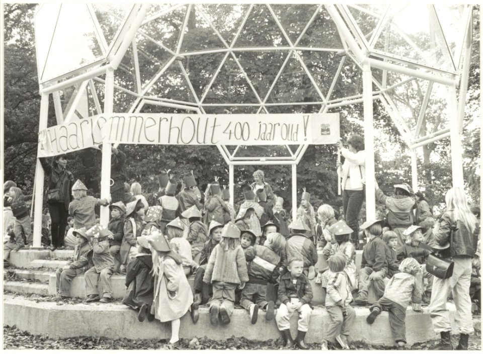 Leerlingen van de Haarlemmerhoutschool in het muziekpaviljoen op het Vlooienveld ter gelegenheid van het 400-jarig bestaan van de Hout aan de Hertenkampslaan. NL-HlmNHA 54016662