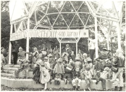 Leerlingen van de Haarlemmerhoutschool in het muziekpaviljoen op het Vlooienveld ter gelegenheid van het 400-jarig bestaan van de Hout aan de Hertenkampslaan. NL-HlmNHA 54016662