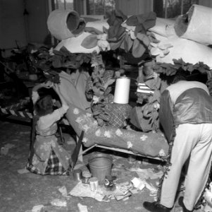 Leerlingen van de Amsterdamse Kunstnijverheidsschool maken praalwagens voor de I, Bestanddeelnr 909-1139