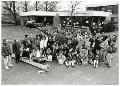 Leerlingen van de school De Schelp bij de nieuwe speeltoestellen op de speelplaats. NL-HlmNHA 54035071