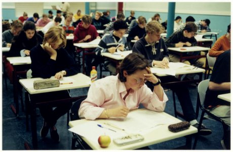 Leerlingen van het Stedelijk Gymnasium tijdens de examens., NL-HlmNHA 54037343