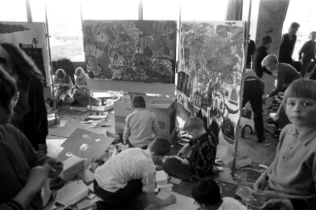 Leerlingen van een lagere school aan het knutselen, Bestanddeelnr 923-4390