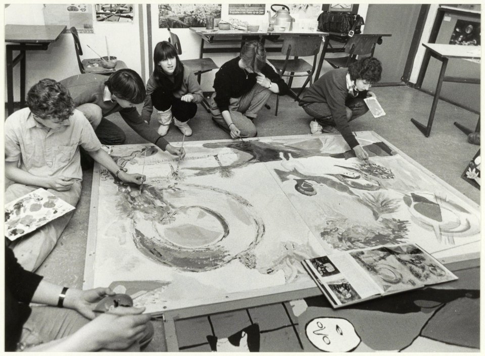 Leerlingen van De Eikenhofmavo maken een schilderij. NL-HlmNHA 54015755