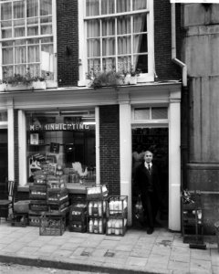 Leen Jongewaard terwijl hij de winkel verlaat, Bestanddeelnr 918-3285