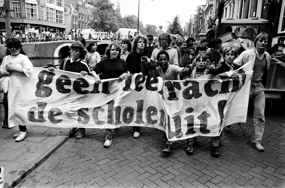 Leerlingen van de Osdorper Scholengemeenschap uit Amsterd demonstreren tegen dre, Bestanddeelnr 930-8474