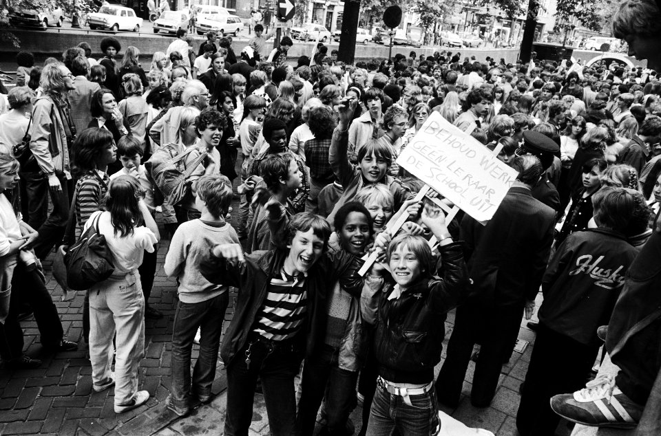 Leerlingen van de Osdorper Scholengemeenschap uit Amsterdam demonstreren tegen d, Bestanddeelnr 930-8477