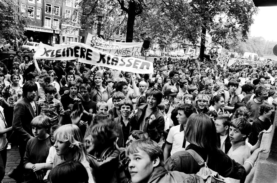 Leerlingen van de Osdorper Scholengemeenschap uit Amsterdam demonstreren tegen d, Bestanddeelnr 930-8475