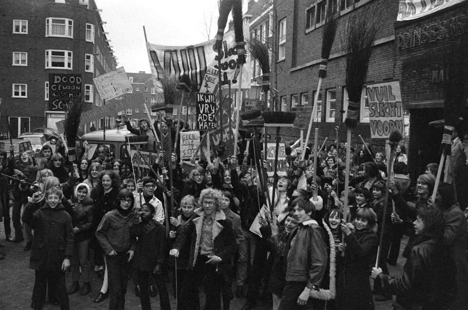 Leerlingen van de Prinsesseschool van Bossestraat houden schoonmaakactie in Staa, Bestanddeelnr 925-2116