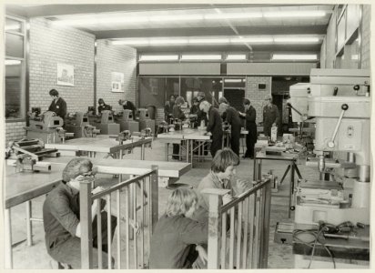 Leerlingen van de L.T.S. in de Floris van Adrichemlaan aan het werk. NL-HlmNHA 54003799