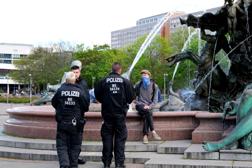 LeaveNoOneBehind protest Berlin 2020-04-26 Neptunbrunnen 27