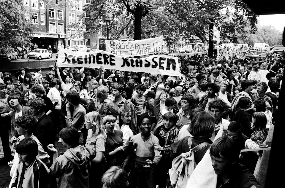 Leerlingen van de Osdorper Scholengemeenschap uit Amsterdam demonstreren tegen d, Bestanddeelnr 930-8476