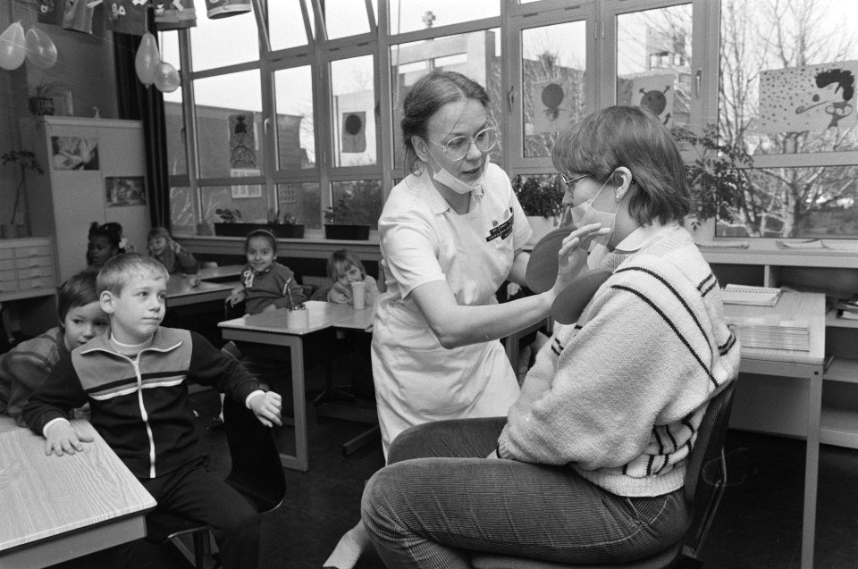 Leerkrachten Fatimaschool Amsterdam besmet met Deetman-virus en door zuster uit , Bestanddeelnr 933-9038