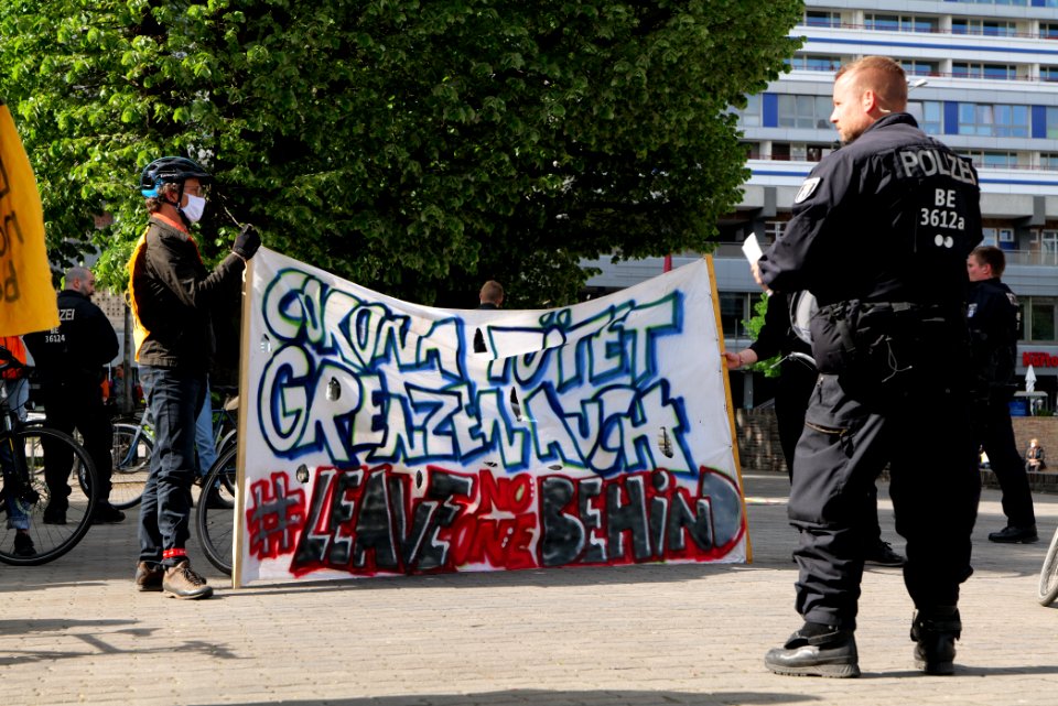 LeaveNoOneBehind protest Berlin 2020-04-26 Neptunbrunnen 59