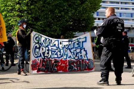 LeaveNoOneBehind protest Berlin 2020-04-26 Neptunbrunnen 59