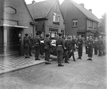 Leerdam. Begrafenis Tamboer-majoor Marvo, Bestanddeelnr 902-8059