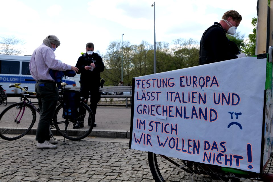 LeaveNoOneBehind protest Berlin 2020-04-26 Neptunbrunnen 23