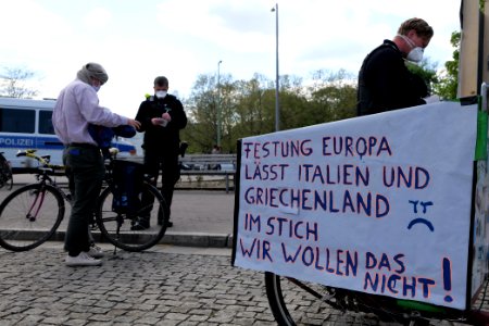 LeaveNoOneBehind protest Berlin 2020-04-26 Neptunbrunnen 23