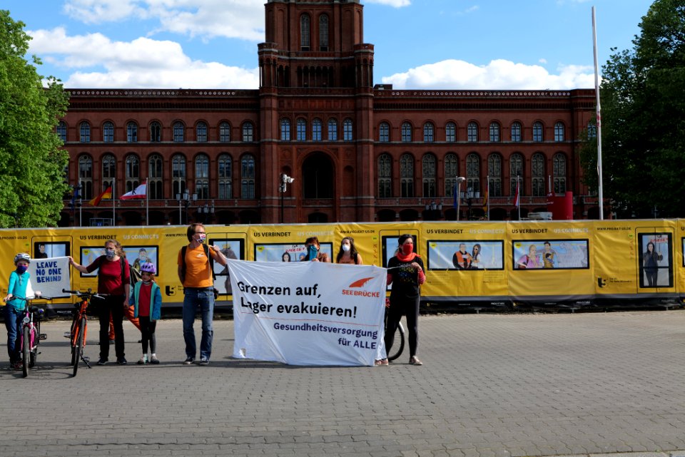 LeaveNoOneBehind protest Berlin 2020-04-26 Neptunbrunnen 52