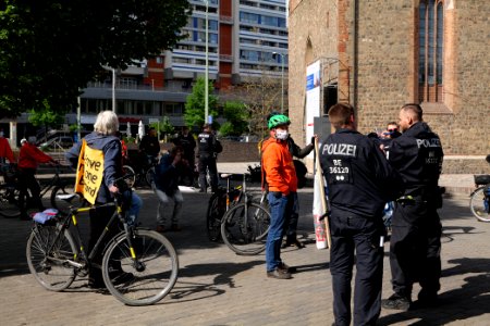 LeaveNoOneBehind protest Berlin 2020-04-26 Neptunbrunnen 43