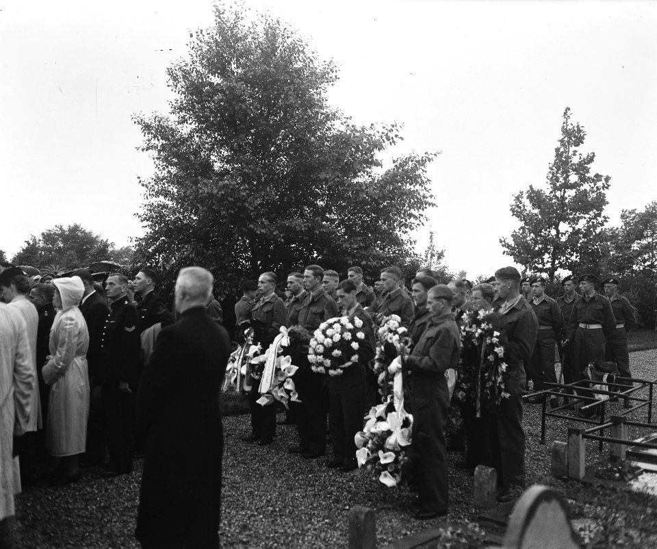 Leerdam. Begrafenis Marvo. Dominee spreekt Mariniers met bloemen, Bestanddeelnr 902-8065