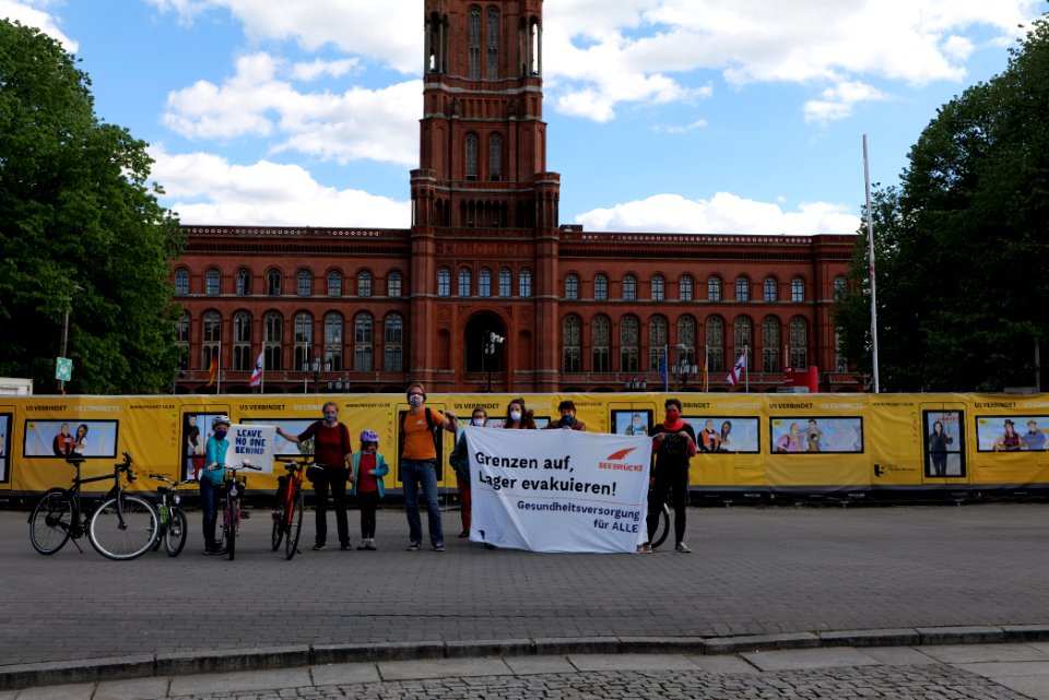 LeaveNoOneBehind protest Berlin 2020-04-26 Neptunbrunnen 47