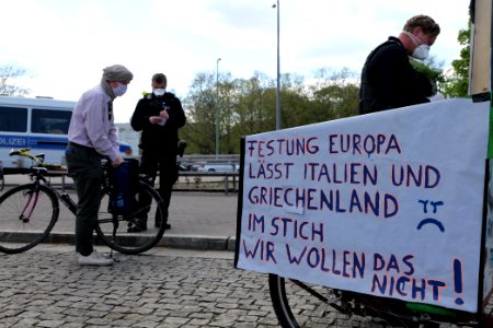 LeaveNoOneBehind protest Berlin 2020-04-26 Neptunbrunnen 24