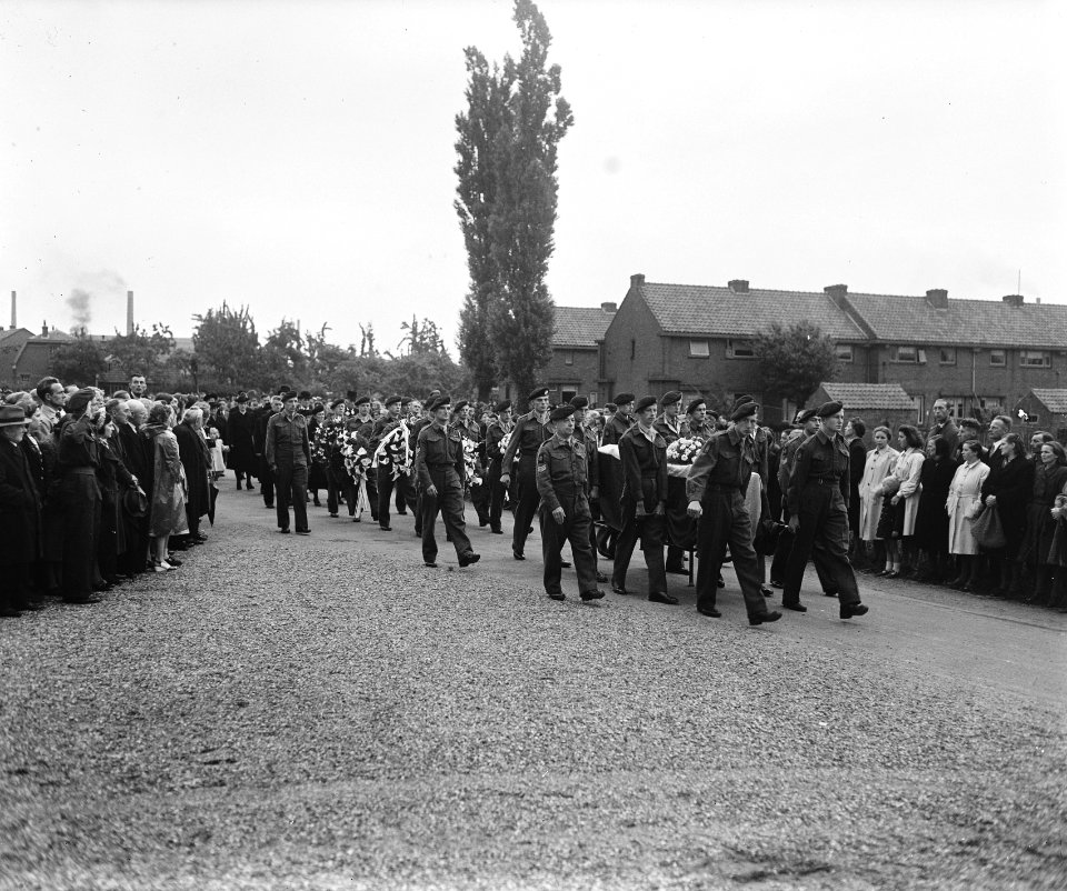 Leerdam. Begrafenis Tamboer-majoor Marvo Mariniers dragen de baar, Bestanddeelnr 902-8061