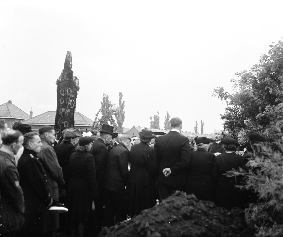 Leerdam. Begrafenis Marvo. Dominee spreekt, Bestanddeelnr 902-8064