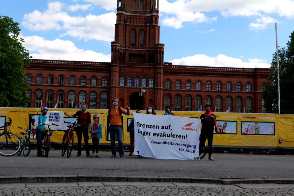 LeaveNoOneBehind protest Berlin 2020-04-26 Neptunbrunnen 50