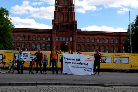 LeaveNoOneBehind protest Berlin 2020-04-26 Neptunbrunnen 50